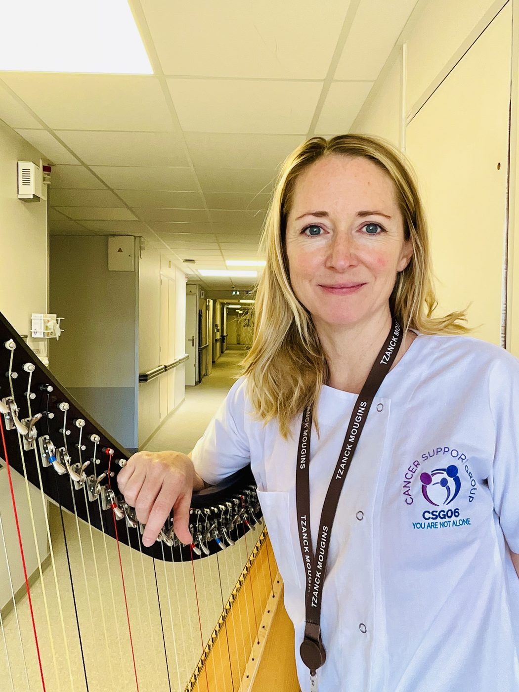 A CSG06 volunteer with a harp at the Hôpital Tzanck
